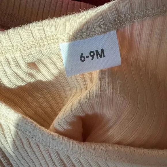 Baby girl unbranded 2 piece beige ribbed outfit size 6-9 months - Picture 4 of 5